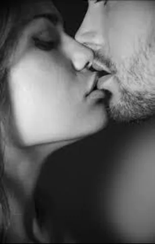 আপনি কী জানেন আপনি চুমু খেলে আপনার প্রেমিকা কী ভাবে?