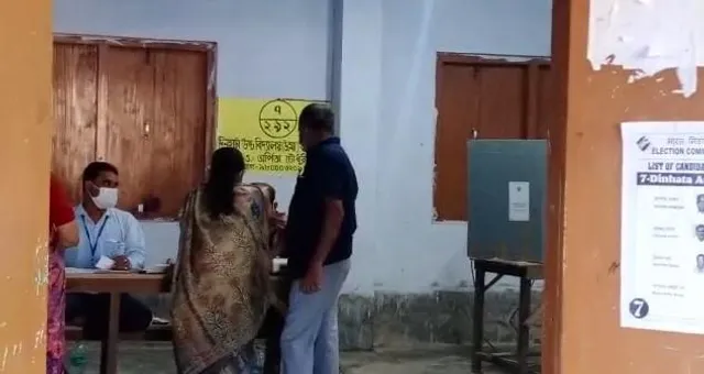 অশোক মন্ডল এর পরিবারের সদস্যকে ভোট দানে আটকানোর অভিযোগ