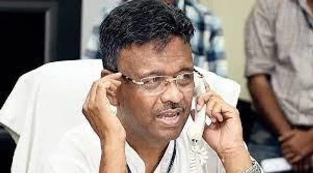 স্মৃতি ইরানিকে পর্যটক বলে কটাক্ষ ফিরহাদের