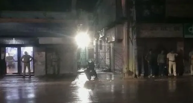 হঠাৎ করে রাষ্ট্রায়ত্ত ব্যাঙ্কের আপৎকালীন সাইরেন বেজে ওঠায় ব্যাপক চাঞ্চল্য ছড়ায় রানীগঞ্জে