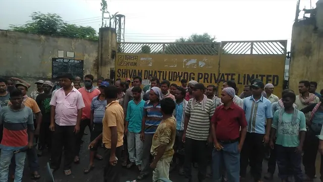 কারখানা খোলার দাবিতে বিক্ষোভ শ্রমিক ও স্থানীয়দের