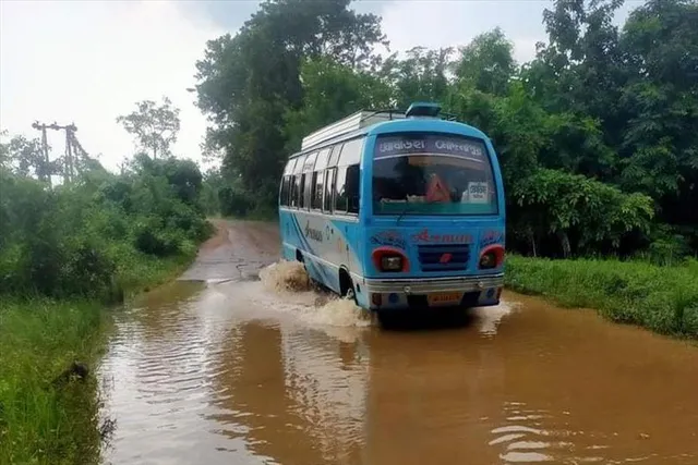 জল পেরিয়ে, প্রাণের ঝুঁকি নিয়ে যাওয়াই এখন গ্রামবাসীদের নিত্য অভ্যাস