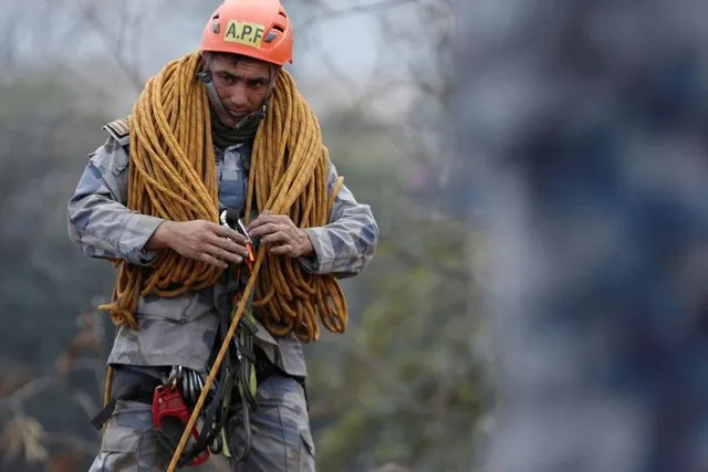 নেপালের বিমান দুর্ঘটনায় যাত্রীদের সন্ধানে গিয়ে  খাদে পড়লো তল্লাশিকারীরা