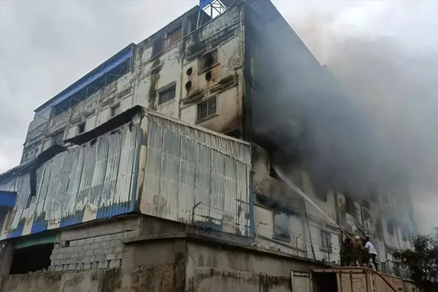 কালীপুজোয় বিধ্বংসী আগুন, ঘটনাস্থলে দমকলমন্ত্রী