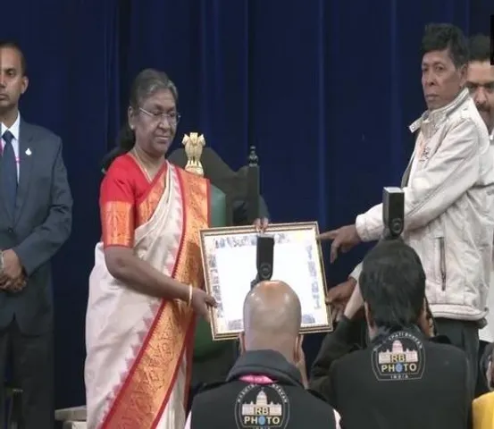 ভোক্সা সম্প্রদায়ের মানুষের হাতে বন অধিকার সনদ তুলে দিলেন রাষ্ট্রপতি