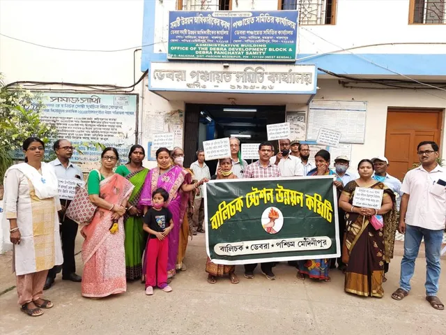ডেবরা ব্লকের বিডিও অফিসের সামনে বিক্ষোভ