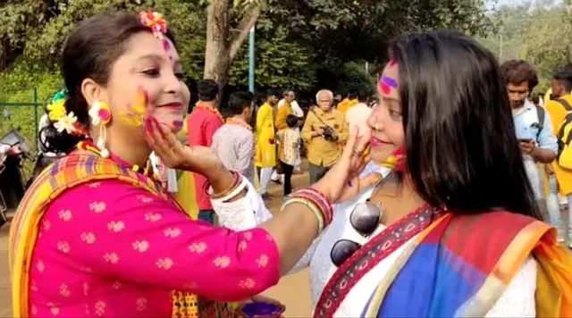 শান্তিনিকেতনে নিজেদের মতো করে বসন্ত উৎসব পালন করলেন পড়ুয়ারা