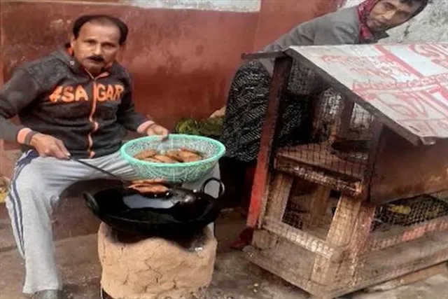 চপ ভেজে কী বার্তা দিলেন বিজেপি বিধায়ক?