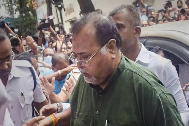 ভুবনেশ্বরেও পার্থর বিরুদ্ধে বিক্ষোভ শুরু!