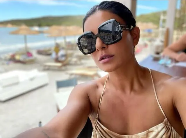 থ্রোব্যাক ছবিতে মাদার টেরেসাকে আলিঙ্গন করছেন সুস্মিতা সেন