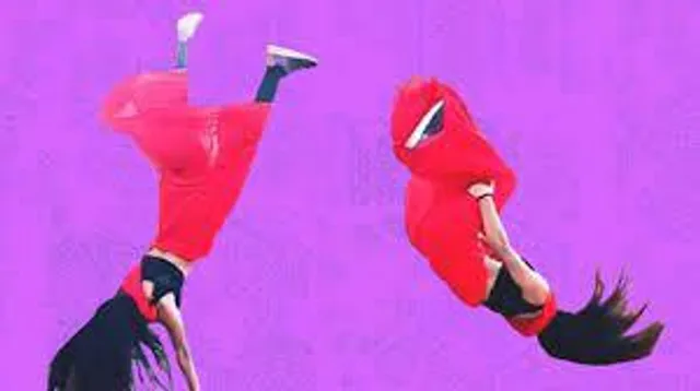 শাড়ি পরে ব্যাকফ্লিপ করে বাজিমাত তরুণীর