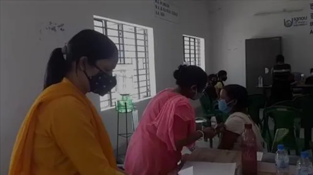 কলেজ খোলার পূর্বেই জোরকদমে চলছে করোনার টিকাকরণ