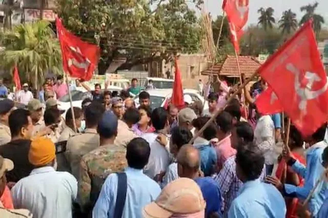 বাইক আরোহীর সঙ্গে ধর্মঘটীদের বচসা