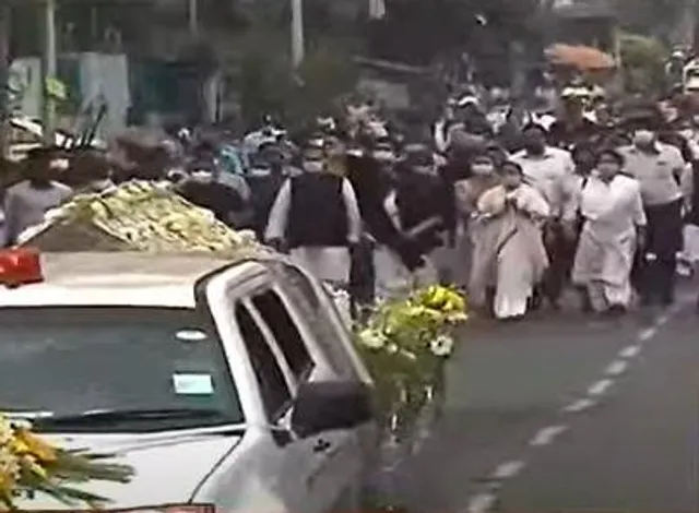 সন্ধ্যার শেষযাত্রায় ভক্তরা, সামনের সারিতেই মমতা