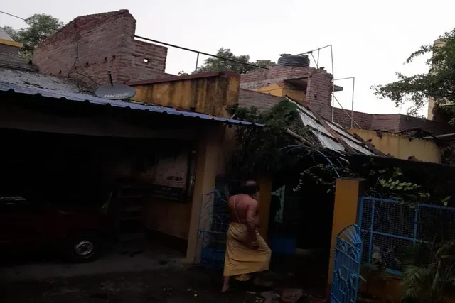 মুহূর্তের ঝড়ে তছনছ রানীগঞ্জ, আহত ২