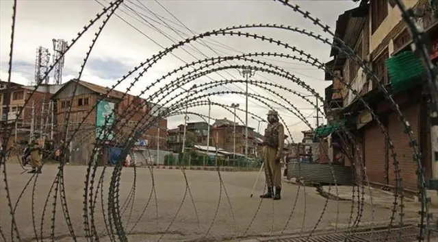 শ্রীনগরে পুলিশ-জঙ্গি গুলির লড়াই