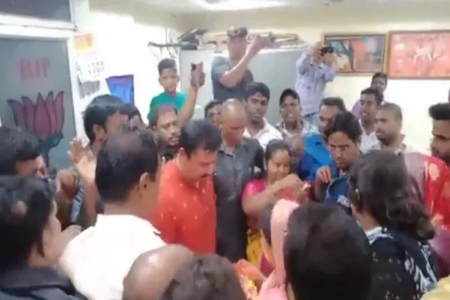 অনুগামীরা আড়ম্বরের সঙ্গে স্বাগত জানালেন রাজা সিংকে