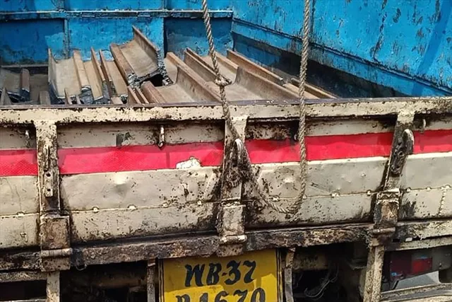 লোহা পাচারের অভিযোগে বিক্ষোভ গ্রামবাসীদের