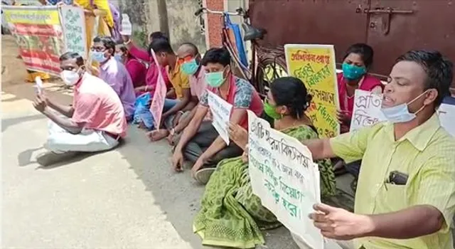 মন্ত্রীর বাড়ির সামনে ধর্না-বিক্ষোভ বিশেষ চাহিদা সম্পন্ন শিশু শিক্ষকদের