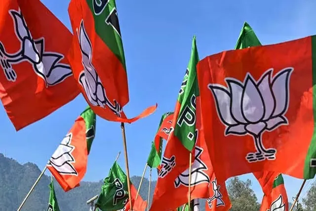 চাকরির বদলে ৩২ লক্ষ টাকা! বিজেপি নেতার বিরুদ্ধে গুরুতর অভিযোগ