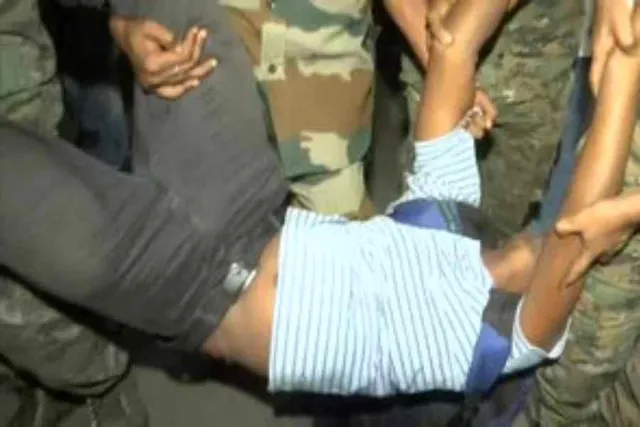 চ্যাংদোলা করে নিয়ে যাওয়া হচ্ছে আন্দোলনকারীদের, দেখুন ভিডিও