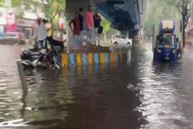 ভারী বৃষ্টিতে জলমগ্ন শহরের একাংশ
