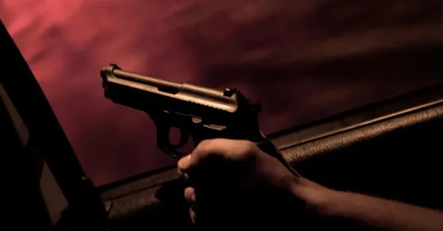 খাস কলকাতায় চলন্ত ট্রেন থেকে উদ্ধার আগ্নেয়াস্ত্র