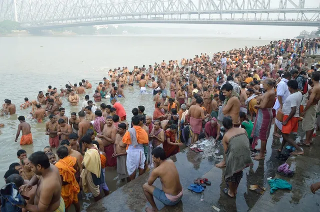 করোনা বিধি শিকেয়, তর্পণে গঙ্গারঘাটে উধাও স্বাস্থ্যবিধি