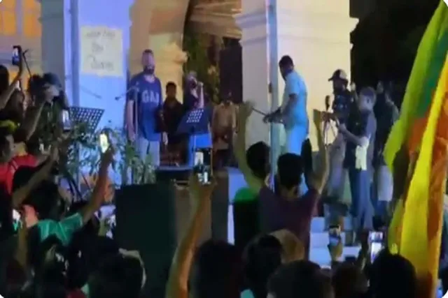 এবার বিক্ষোভে নয়া মোড়, রাষ্ট্রপতি ভবনের সামে লাইভ কনসার্ট