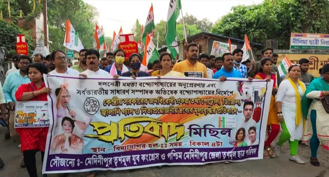 মূল্যবৃদ্ধির প্রতিবাদে মেদিনীপুর শহরে পৃথক মিছিল তৃণমূল ছাত্র পরিষদের দুই গোষ্ঠীর