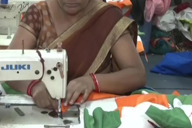 জোর কদমে চলছে পতাকা তৈরির কাজ