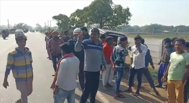 নিয়ন্ত্রণ হারিয়ে রাস্তার পাশে অটোউল্টে আহত পাঁচ