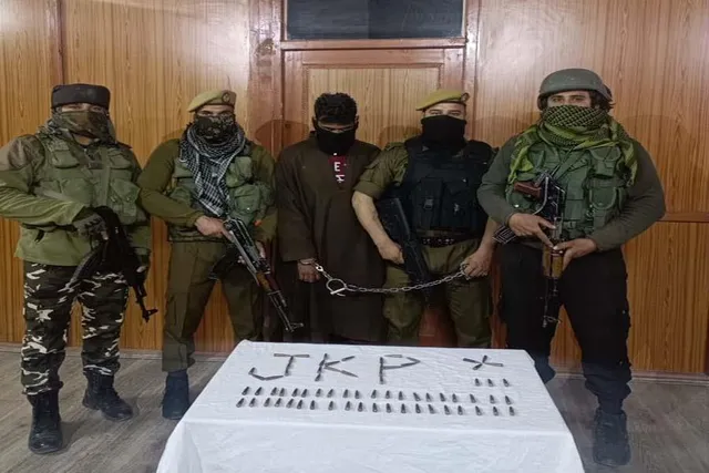 J&K: ৭১ রাউন্ড গুলি সহ লস্করের জঙ্গি সহযোগীকে গ্রেফতার করল যৌথ বাহিনী