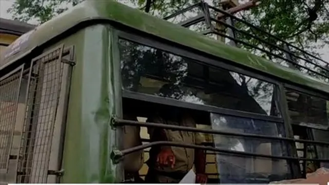 আদালতে নিয়ে আসার পথে পুলিশ ভ্যান থেকে পালালো ২ অভিযুক্ত