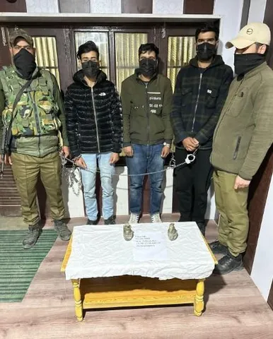 কাশ্মীরে ধৃত তিন জঙ্গি