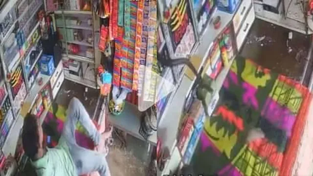 অল্পের জন্য বাঁচলেন যুবক