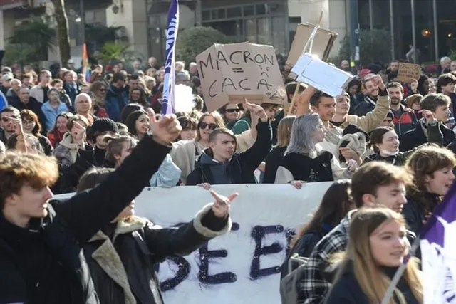 ফের ম্যাক্রোঁর পেনশন সংস্কারের বিরুদ্ধে আন্দোলন ফ্রান্সে