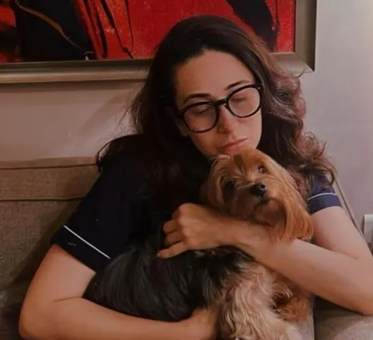 খোলা চুল, মেকআপ ছাড়া প্রকাশ্যে করিশ্মা কপূর