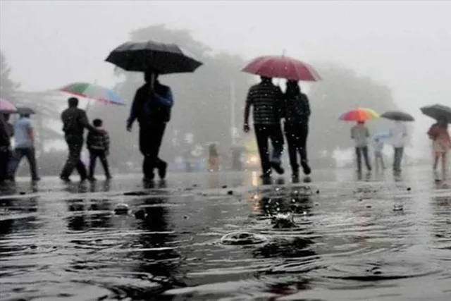 অসময়ে বৃষ্টি, ঘেরা মণ্ডপে স্বস্তি পুজো উদ্যোক্তাদের