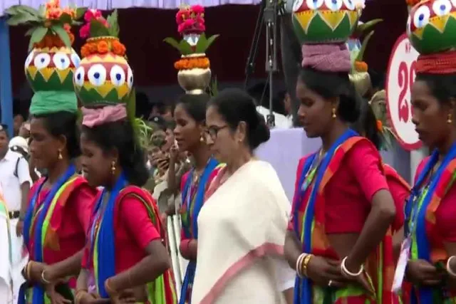 সাঁওতালদের সঙ্গে নাচের তালে তাল মেলালেন মুখ্যমন্ত্রী