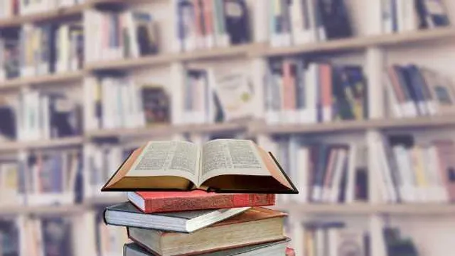 বুক শেল্ফের অবস্থান বদলে দিতে পারে আপনার ভাগ্য