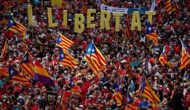 এবার স্বাধীন রাষ্ট্রের দাবিতে বার্সেলোনার রাস্তায় মানুষের ঢল