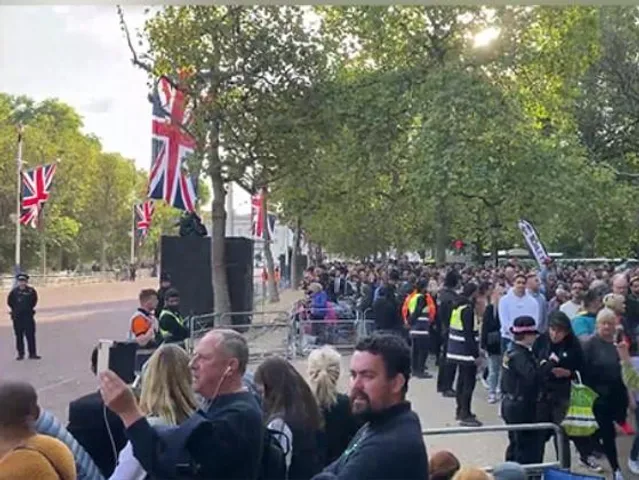 প্রয়াত রানীর শেষ ঝলক দেখার জন্য হাজার হাজার মানুষ লন্ডনের রাস্তায়