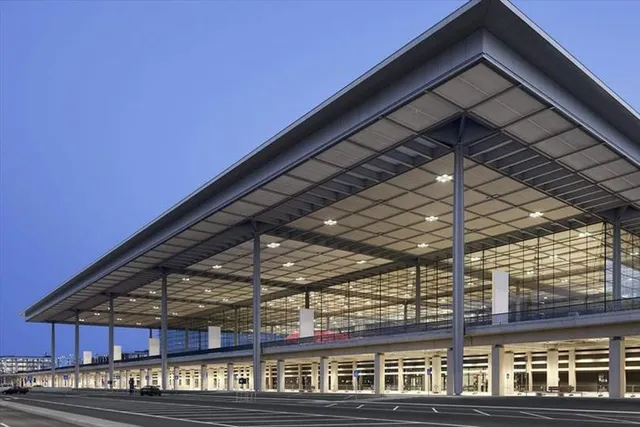 বার্লিন বিমানবন্দরে  ধর্মঘট