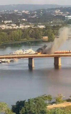 জ্বলছে ট্রেন, প্রাণ বাঁচাতে জানলা দিয়ে নদীতে 'মরণ ঝাঁপ' মহিলার