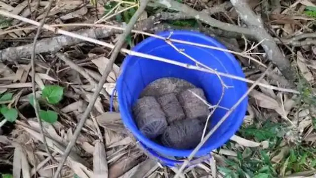 মুর্শিদাবাদের খড়গ্রামে মাঠের মধ্যে মিলল তাজা বোমা