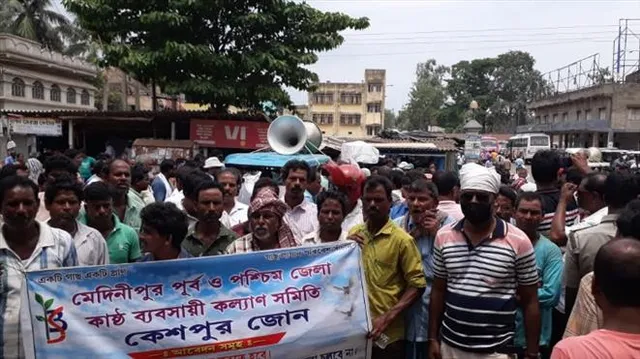 গাছ কাটার আইনের সরলীকরণের দাবিতে কেশপুরে বিক্ষোভ কাঠ ব্যবসায়ীদের