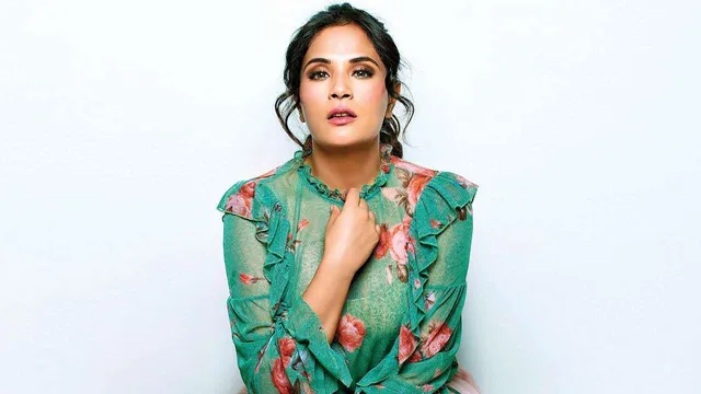 মুম্বাইয়ের রাস্তায় রিচা চাড্ডা