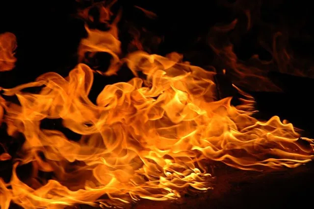 আতশবাজির কারখানায় বিধ্বংসে আগুন, মৃত ১