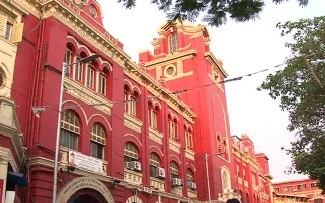 ধেয়ে আসা ঘূর্ণি ঝড়ের কারণে ত্রাণ শিবির খুলল নয়াবাদের একটি স্কুল